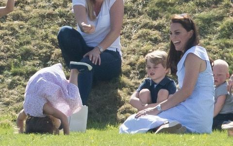 Prince George en Princess Charlotte Speel met Kate Middleton