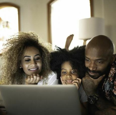 gelukkige familie kijken naar film op een laptop