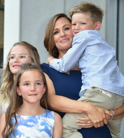 actrice jennifer garner poseert met haar kinderen violet affleck, seraphina rose elizabeth affleck en samuel garner affleck bij haar ster op de hollywood walk of fame, 20 augustus 2018 in hollywood, california garner, die de 2.641e ster in de film ontving categorie, sterren in de binnenkort te verschijnen film peppermint foto door robyn beck afp fotocredit zou robyn beckafp moeten lezen via getty afbeeldingen