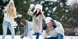 winterfestivals met een groep vrienden die in de sneeuw spelen