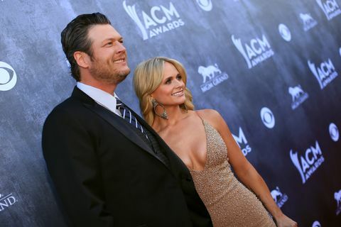 las vegas, nv 06 april artiesten blake shelton l en miranda lambert wonen de 49e jaarlijkse academie voor countrymuziek bij awards in de mgm grand garden arena op 6 april 2014 in las vegas, nevada foto door christopher polkacma2014getty images for acm