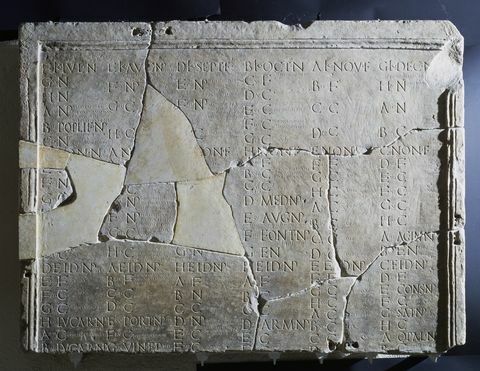 Kalender met maanden van juli tot december, 25 na Christus, archeologische vindplaats van Amiternun, in de buurt van L'Aquila, Abruzzo, Italië, Romeinse beschaving, 1e eeuw na Christus