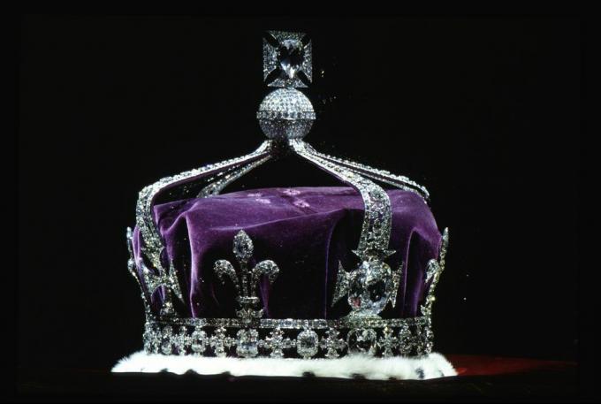 Dit gebeurt er met alle kronen, tiara's en onschatbare juwelen van de koningin