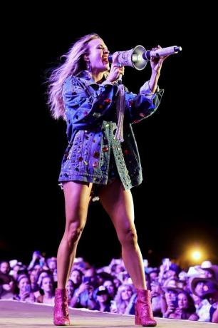 Carrie Underwood treedt op het podium op tijdens dag 2 van het 2022 postkoetsfestival op het Empire Polo Field op 30 april 2022 in indio, Californië foto door amy sussmangetty afbeeldingen voor postkoets