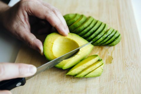 avocado wordt gesneden