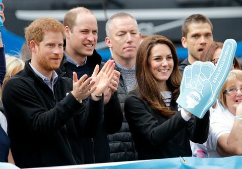Prins Harry, prins William, Kate juichen voor Heads Together toe op de marathon van Londen