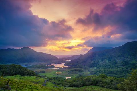 Damesmening van bergen langs het N71-gedeelte van de Ring of Kerry, in het Nationale Park van Killarney, Ierland