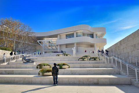 los angeles, getty center is een culturele campus en het onderzoeksgebouw is ontworpen door architect richard meier op een heuvel in brentwood er is een deel van het j paul getty museum het centrum bestaat uit zes gebouwen met een oppervlakte van 88.200 m2 het museum omvat beeldhouwkunsttentoonstellingen en klassieke kunst, europese schilderijen, tekeningen, manuscripten, decoratieve kunsten en foto's om de getty-intenties te respecteren los angeles, california, united staten