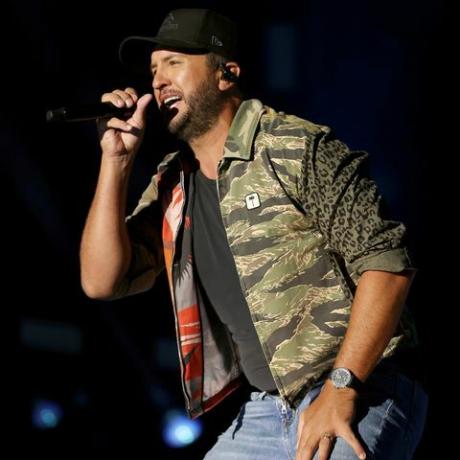 'American Idol'-rechter en countryzanger luke bryan valt tijdens concert tijdens tour in 2022