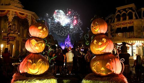 best-halloween-festivals-mickeys-niet-zo-eng-halloween-party