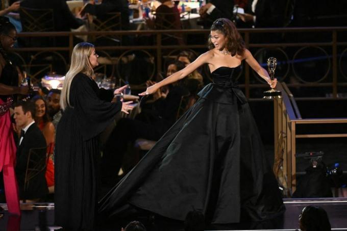 Bekijk de laag uitgesneden Emmy-jurk van Kelly Clarkson waar iedereen over praat