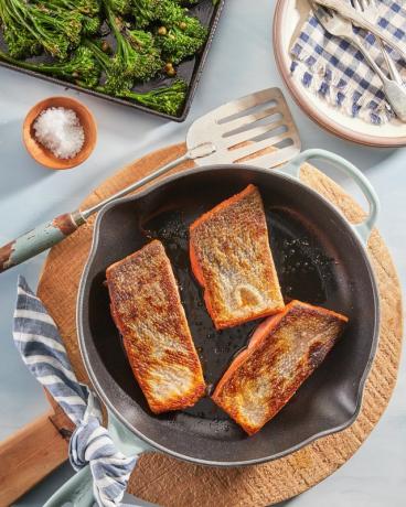 Krokant gebakken zalm met geroosterde broccolini en kappertjes