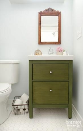 pAls uw badkamer een wastafel op een voetstuk heeft (lees: geen opslag), gooi het dan weg voor een a href" http: www.housebeautiful.comlifestyleorganizing-tipsg2784ikea-bathroom-hacks? slide4" target" _blank" IKEA vanitya in plaats daarvan. Deze heeft twee verschillende diepe lades en ziet er - dankzij een groene verflaag - totaal uniek uit.ppem data-redactor-tag" em" a href" http: www.thegoldensycamore.com201408ikea-bathroom-vanity-update.html" target" _blank" Zie meer bij The Golden Sycamore »aemp