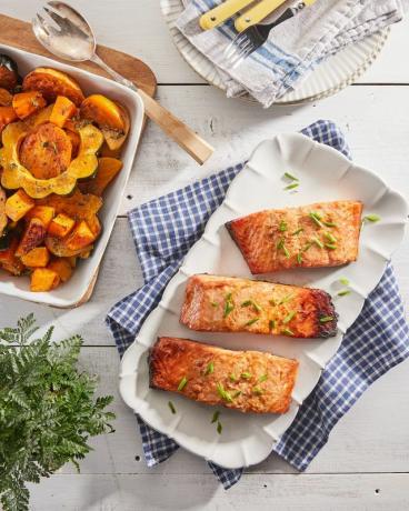 miso gemarineerde zalm met geroosterde wortelgroenten