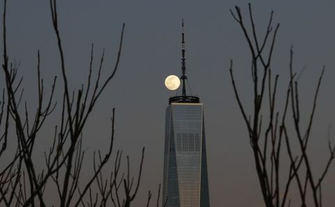 Moonrise over Lower Manhattan in de Stad van New York