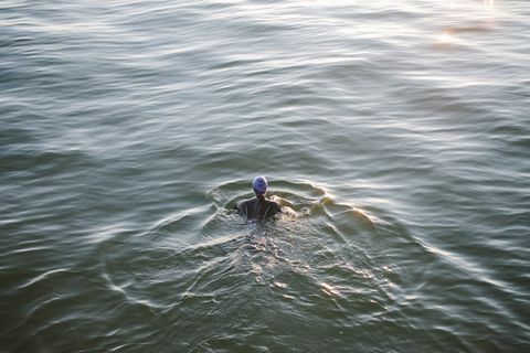 Vrouwelijke open waterzwemmer in het overzees