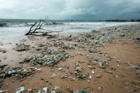 Bali, Indonesië - 19 december 2017: Garbage op strand, milieuvervuiling in Bali Indonesië.