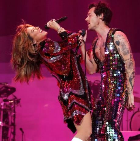 indio, californië 15 april l r shania twain en harry styles treden op op het podium in het coachella-podium in 2022 coachella Valley muziek- en kunstfestival op 15 april 2022 in indio, californië foto door kevin mazurgetty images for aba