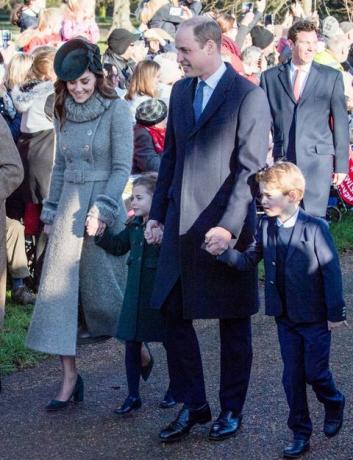 De koninklijke familie bezoekt de kerk op eerste kerstdag