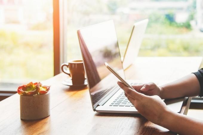 vrouw met behulp van smartphone en laptop