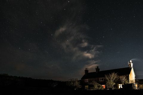 Waar moet je op letten aan de nachtelijke hemel: Saturnus zal deze week een perfecte maansikkel boven het VK verlichten