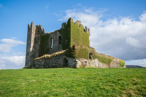 De oude ruïnes van Ballycarbery-kasteel op de Ring Of Kerry, Ierland