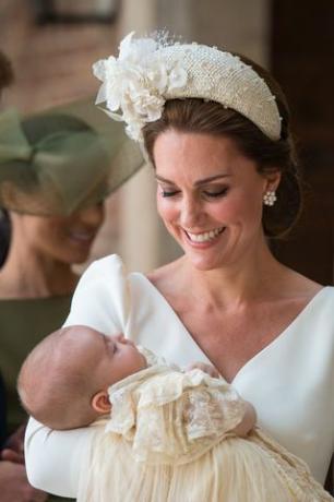Prins William prijst prinses Charlotte en Prins George's handenschuddenvaardigheden bij Royal Christening