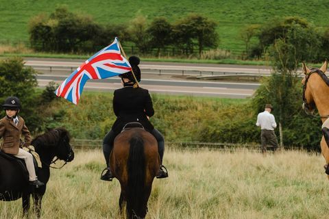 kinderen te paard die wachten op de processie van de koningin