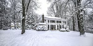 Uitstekend oud huis in verse sneeuw