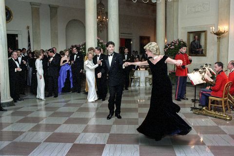 prinses diana danst met john travolta in de kruiszaal van het witte huis