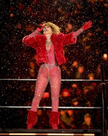 ottawa, op 26 november treedt shania twain op tijdens de rustshow tijdens de 105e wedstrijd van het grijze bekerkampioenschap tussen de toronto argonauts en de calgary stampeders in td place stadium op 26 november 2017 in ottawa, canada foto door mark hortongetty afbeeldingen