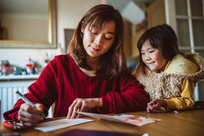 moeder dochter wenskaart voor familie thuis voorbereiden