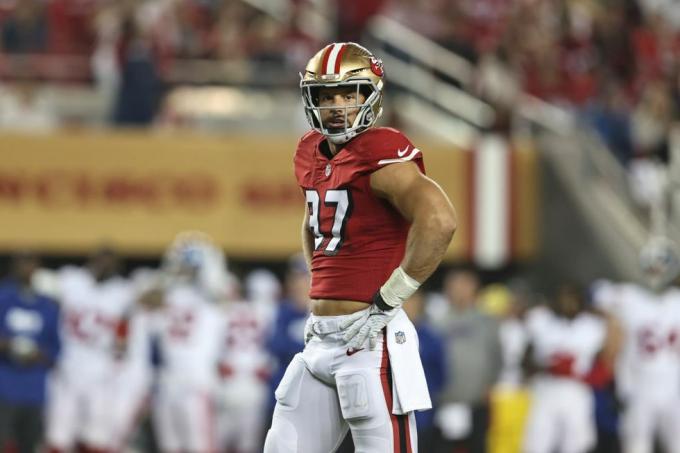 Santa Clara, Californië 21 september Nick Bosa 97 van de San Francisco 49ers kijkt toe tijdens een NFL-voetbalwedstrijd tussen de San Francisco 49ers en de New York Giants in het Levis Stadium op 21 september 2023 in Santa Clara, Californië, foto door Michael Owensgetty afbeeldingen