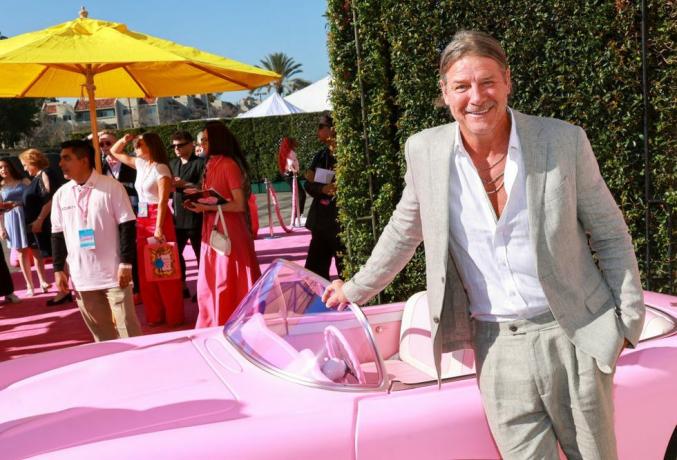 Ty Pennington en een roze auto op de rode loper van Barbie