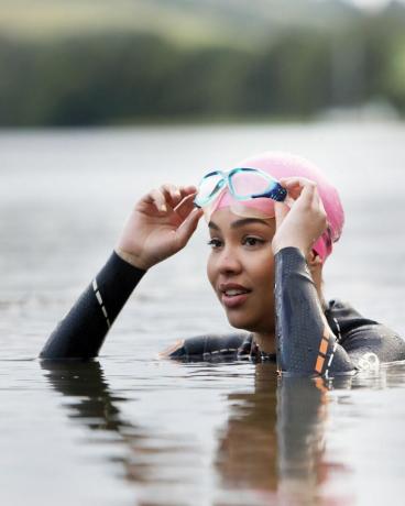 vrouw in cornwall, verenigd koninkrijk, zwemmen in het meer