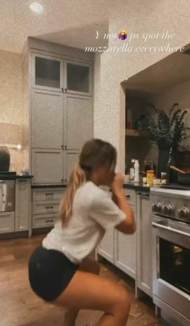 jessie james decker doet snelle beentraining in de keuken terwijl ze lasagne bakt