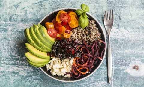 Lunchkom quinoa tricolore, snijbiet, avocado, wortelspaghetti, tomaten en feta