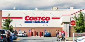 Fairfax-mensen met winkelwagentjes gevuld met boodschappen, producten die uit de Costco-winkel in Virginia lopen op de parkeerplaats