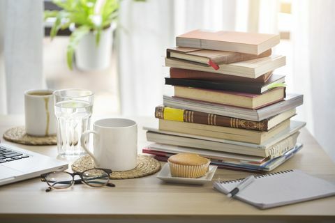 Stapel boeken op tafel