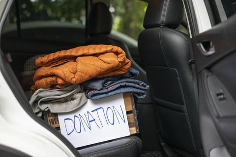 donatiebox met kleding in de auto