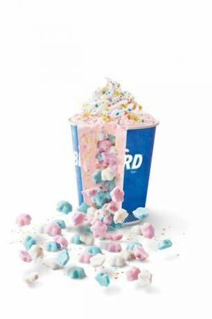 pinata party blizzard met het midden opengesneden om de confetti chocolade erin te laten zien