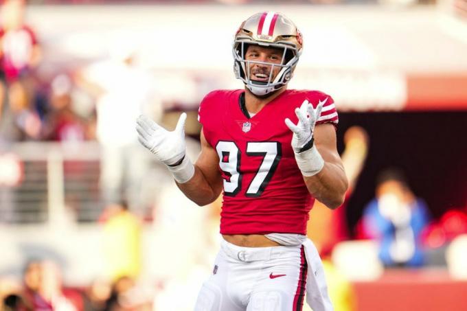 Santa Clara, ca 21 september Nick Bosa 97 van de San Francisco 49ers viert feest in het Levis Stadium op 21 september 2023 in Santa Clara, Californië foto door Cooper Neillgetty Images