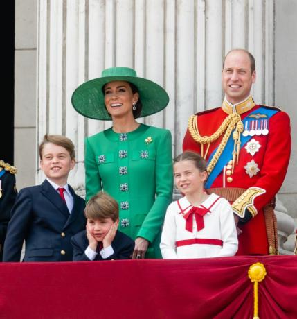 Londen, Engeland 17 juni Prins George van Wales, Prins Louis van Wales, Catherine, Prinses van Wales, Prinses Charlotte van Wales, Prins William van Wales op het balkon tijdens het troepen van de kleur op 17 juni 2023 in Londen, Engeland Het troepen van de kleur is een traditionele parade die wordt gehouden om de Britten te markeren officiële verjaardag van de soeverein. Het zal de eerste troepenmacht in deze kleur zijn die wordt vastgehouden voor koning Charles III sinds hij de troon besteeg. foto door samir husseinwireafbeelding