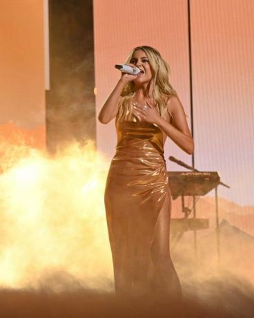 Nashville, Tennessee 28 september 2023 People's Choice Country Awards afgebeeld l r Kelsea ballerini treedt op op het podium tijdens de 2023 Peoples Keuzelandprijzen gehouden in het Grand Ole Opry House op 28 september 2023 in Nashville, Tennessee. Foto door Katherine Bomboynbc via Getty afbeeldingen