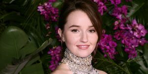 Kaitlyn Dever woont de première bij van Universal Pictures Ticket to Paradise in een haltertop en bijpassende rok