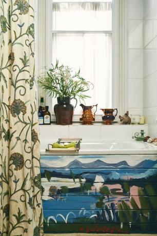 geschilderde buitenkant van de badkuip in het huis van annie sloan in oxford