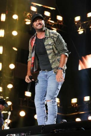 nashville, tennessee 11 juni luke bryan treedt op tijdens dag 3 van cma fest 2022 in nissan stadium op 11 juni 2022 in nashville, tennessee foto door terry wyattwireimage