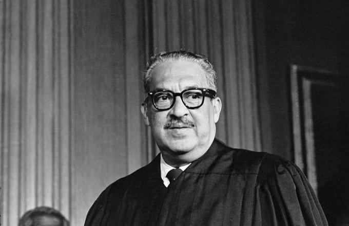 Thurgood Marshall, de achterkleinzoon van een slaaf, neemt plaats als het eerste zwarte lid van het Hooggerechtshof van de Verenigde Staten