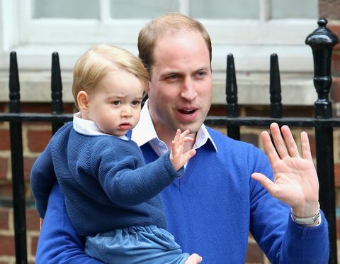Prins George en prinses Charlotte zijn in het ziekenhuis aangekomen om hun broer te ontmoeten