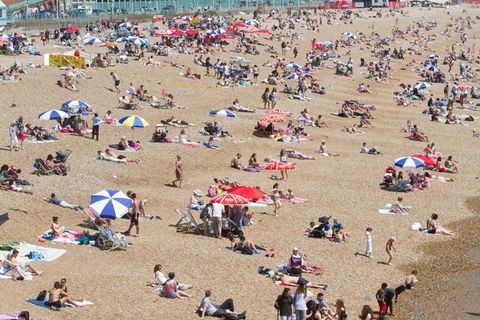 Sunbathers op het strand van Brighton